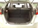 ラゲッジも広く使いやすいトランクは、開口部も広く荷物の積み下ろしもしやすいお車となっております。リアシートの背もたれは６：４の割合で分割して可倒できるので、長いお荷物などを載せることもできます。