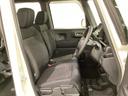女性でも運転がしやすいように、シートの高さ調整機能(シートリフター)がついています。運転席と助手席の間が空いている為、助手席側への移動がスムーズです。交通量の多い道でも助手席側から乗り降りができます。