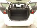 ラゲッジも広く使いやすいトランクは、開口部も広く荷物の積み下ろしもしやすいお車となっております。リアシートの背もたれは６：４の割合で分割して可倒できるので、長いお荷物などを載せることもできます。