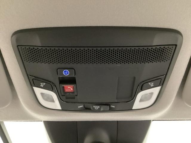 フィット ｅ：ＨＥＶホーム　中古スタッドレスタイヤ、純正メモリーナビ、ドライブレコーダー前後装着＋ＥＴＣ２．０付　当社デモカー（8枚目）