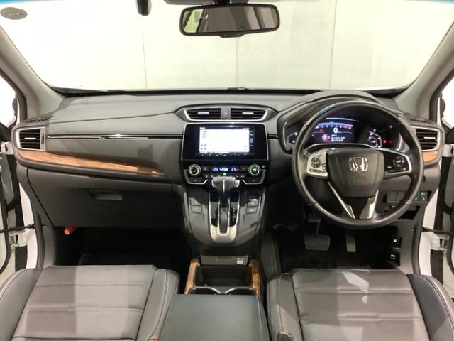 車内は光触媒抗菌消臭施工済です。スタイリッシュなデザインでスポーティなインパネ周りを演出します。グローブボックスやカップホルダーのほかにトレーなどたくさんの収納スペースが付いています。