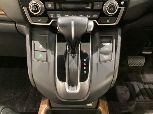 ＣＶＴ車のセレクトレバーです。低速から高速まで、変速ショックのないスムーズな走りと、エンジン効率のよい領域を維持して燃費にも貢献します。サイドブレーキはスイッチ操作の電子制御パーキングブレーキです。