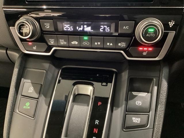 プラズマクラスター付き・オートエアコンがついてます。左右独立で温度設定のできるデュアルオートエアコンです。パネル内のシートヒータースイッチは前席の左右別々に３段階で温度設定ができます。