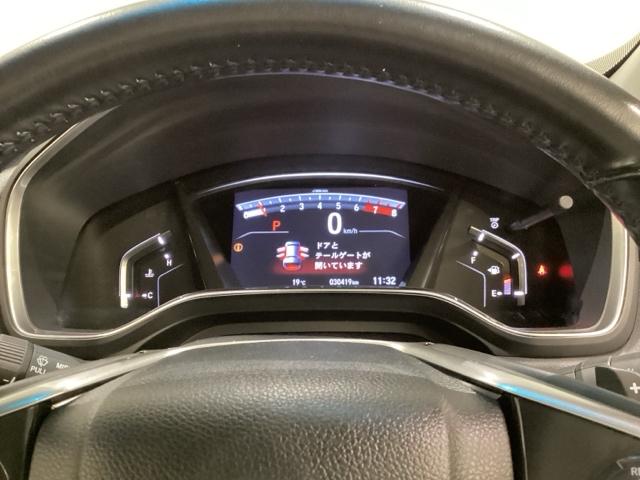 真ん中にスピードメーターを配した、見やすい３眼メーターになっています。中央のインフォメーション画面でオドメーターや燃費などの情報を確認できます。