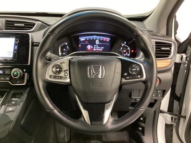 ハンドルにＨｏｎｄａセンシング系のクルーズコントロールやレーンキープアシストなどのスイッチと、オーディオの操作スイッチが装備されています。ハンドルから手を離さず安全に操作できます。