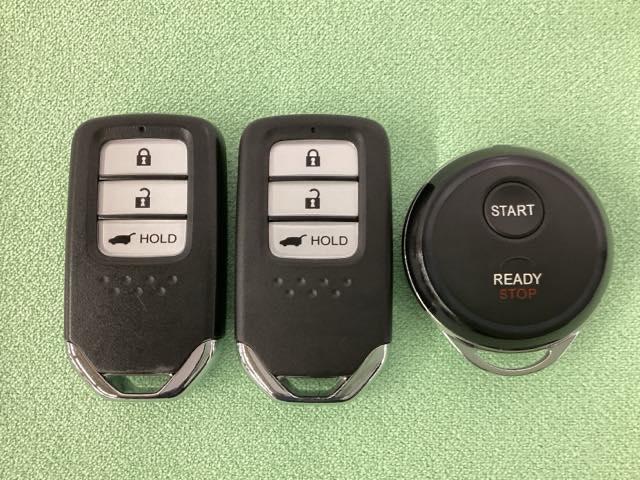 スマートキーを装備しています。鍵を差し込むことなくドアロックの開け閉めと、トランクが開けられる電動テールゲートのボタンもついています。加えて、純正リモコンエンジンスターター用の操作キーもついています。
