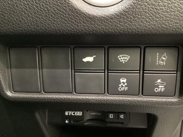 Ｈｏｎｄａセンシング用の、ＶＳＡ（ＡＢＳ＋ＴＣＳ＋横滑り抑制）解除と路外逸脱抑制機能のオンオフスイッチなどはハンドルの右側に装備しています。
