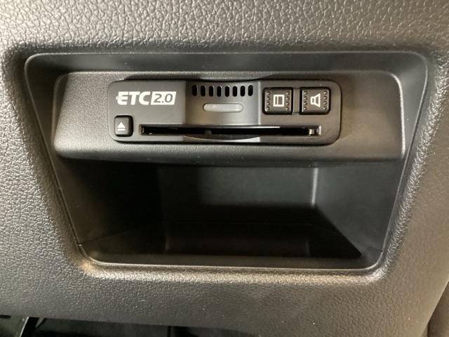 ハンドルの右下にＥＴＣ２．０がついています。高速道路の料金所の通過も楽々です！。　カードの取り出しもしやすい場所についています。