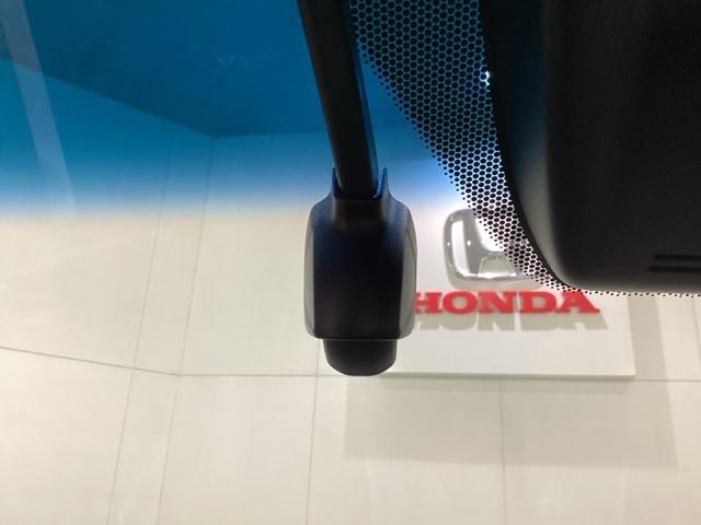 ドライブレコーダーが前方の監視をしてくれます。衝突や急ブレーキなどを感知した場合に、記録された動画が万が一の際に直前の状況を把握する手助けとなります。