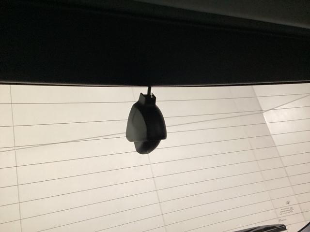 後方にもドライブレコーダーのカメラが付いています。前後両方でお車の周りを監視・記録いたします。