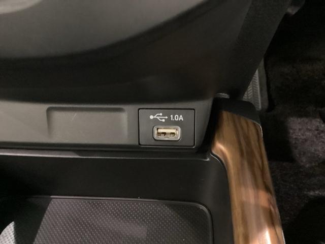 アクセサリーソケットはＵＳＢのアダプターなどをつければ、スマホの充電にも使えます。横にはナビゲーション用の外部入力や充電可能なＵＳＢ端子が１個ついています。移動中に充電もできるので便利です。