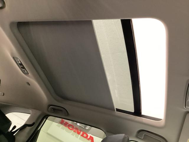 電動パノラミックサンルーフ付きです。スイッチ操作で天井部がスライドし、広大なサンルーフが出現。ガラス部はさらに電動で開閉でき、チルトアップ機構も備えています。