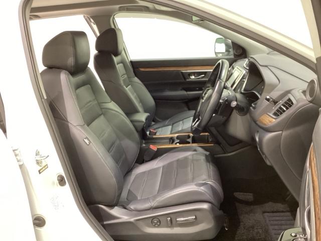 電動で前後のスライドやシートハイト、背もたれのリクライニングなどの調節ができるパワーシートが装備されています。微調整もききますのでお好みのシート位置に合わせることができます。