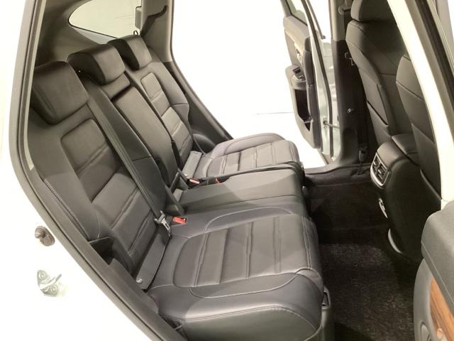 座席は高級感のある本革シートになっており、ゆったりくつろいでお乗りいただけるシートです。本革シートは、シートの側面および背面・ヘッドレストなど、一部に合成皮革やファブリックを使用しています。