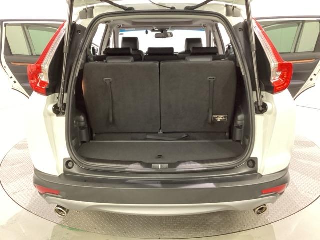 開口部も広く荷物の積み下ろしもしやすいお車となっております。シートの背もたれは５：５の割合で分割して可倒できるので、長いお荷物などを載せることもできます。