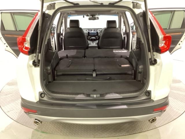 ２列目シートの背もたれを畳んで前方に跳ね上げて、３列目シートの背もたれを倒しせば、広い荷物スペースが出現します。床面は段差も少なく荷物の出し入れもしやすくなっています。