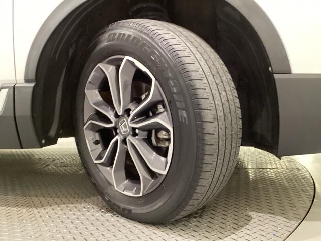 精悍なデザインの純正アルミホイールを装備しています。足元を引き立てて、美しいボディラインを一層引き締めてくれています。