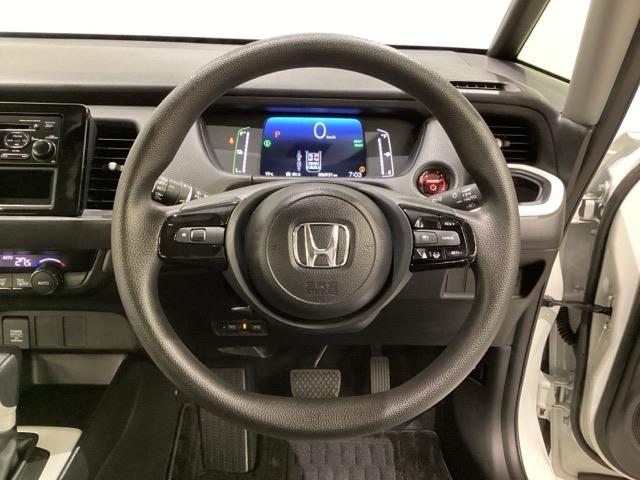 フィット ｅ：ＨＥＶベーシック　中古スタッドレスタイヤ、純正ＣＤチューナー、ドライブレコーダー前後装着＋ＥＴＣ付　当社デモカー（12枚目）