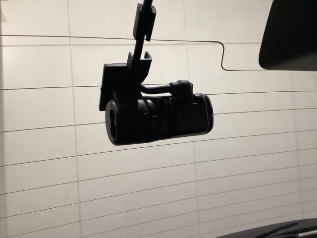 フィット ｅ：ＨＥＶベーシック　中古スタッドレスタイヤ、純正ＣＤチューナー、ドライブレコーダー前後装着＋ＥＴＣ付　当社デモカー（17枚目）