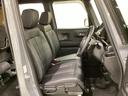 女性でも運転がしやすいように、シートの高さ調整機能(シートリフター)がついています。運転席と助手席の間が空いている為、助手席側への移動がスムーズです。交通量の多い道でも助手席側から乗り降りができます。