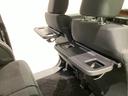 運転席・助手席の背もたれには、２列目シート用にカップホルダー付きの「格納式のシートバックテーブル」を装備しています。休憩時のちょっとした時間などカップを置いたり、小物置きに使えて便利です。
