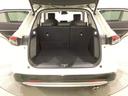 ラゲッジも広く使いやすいトランクは、開口部も広く荷物の積み下ろしもしやすいお車となっております。リアシートの背もたれは６：４の割合で分割して可倒できるので、長いお荷物などを載せることもできます。