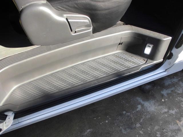 ハイエースバン スーパーＧＬ　ダークプライム　純正ナビ＆フルセグテレビ＆ＤＶＤ＆Ｂｌｕｅｔｏｏｔｈ　バックカメラ　ＥＴＣ　両側スライドドア　モデリスタエアロ＆リアスポイラー　社外アルミホイール　ハーフレザーシート　スマートキー　ベットキット（30枚目）