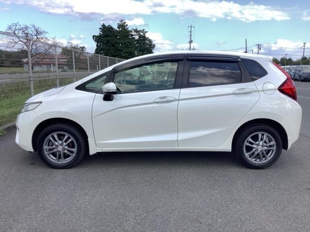 フィット １３Ｇ・Ｆパッケージ　４ＷＤ　横滑り防止装置　ＥＴＣ　アルミホイール　スマートキー　アイドリングストップ　メモリーナビ　バックカメラ　フルセグ（5枚目）