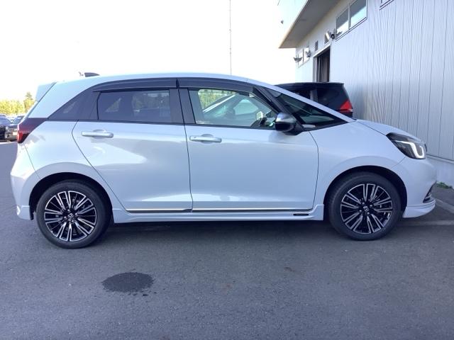 フィット ｅ：ＨＥＶリュクス　ＥＴＣ　ＨｏｎｄａＳＥＮＳＩＮＧ　レザーシート　シートヒーター　社外ナビ（4枚目）