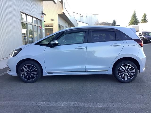 フィット ｅ：ＨＥＶリュクス　ＥＴＣ　ＨｏｎｄａＳＥＮＳＩＮＧ　レザーシート　シートヒーター　社外ナビ（5枚目）