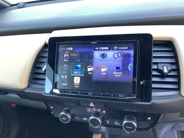 フィット ｅ：ＨＥＶリュクス　ＥＴＣ　ＨｏｎｄａＳＥＮＳＩＮＧ　レザーシート　シートヒーター　社外ナビ（10枚目）