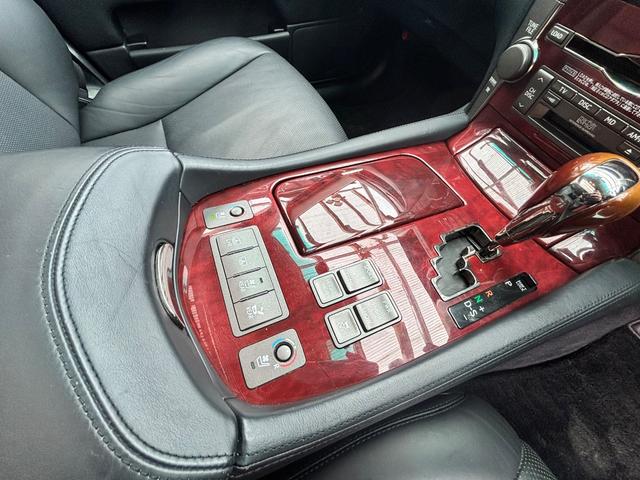 ＬＳ ＬＳ６００ｈＬ　４ＷＤロングボディー　ナビＴＶバックカメラ　マークレビンソン　黒皮シート　サンルーフ　パワートランク　ステアリングヒーター　クルーズコントロール　ドライブレコーダー（18枚目）