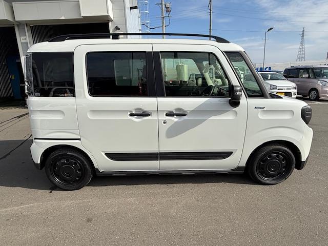 スペーシアギア ＨＹＢＲＩＤ　ＸＺ　２型　４ＷＤ　衝突被害軽減Ｓ　全方位ナビ　４ＷＤ　衝突被害軽減システム　アイドリングストップ　横滑り防止機能　衝突安全ボディ　バックカメラ　オートライト　スライドドア　プッシュスタート　プッシュスタート　シートヒーター　オートエアコン（8枚目）