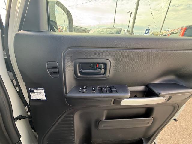 スペーシアギア ＨＹＢＲＩＤ　ＸＺ　２型　４ＷＤ　衝突被害軽減Ｓ　全方位ナビ　４ＷＤ　衝突被害軽減システム　アイドリングストップ　横滑り防止機能　衝突安全ボディ　バックカメラ　オートライト　スライドドア　プッシュスタート　プッシュスタート　シートヒーター　オートエアコン（32枚目）