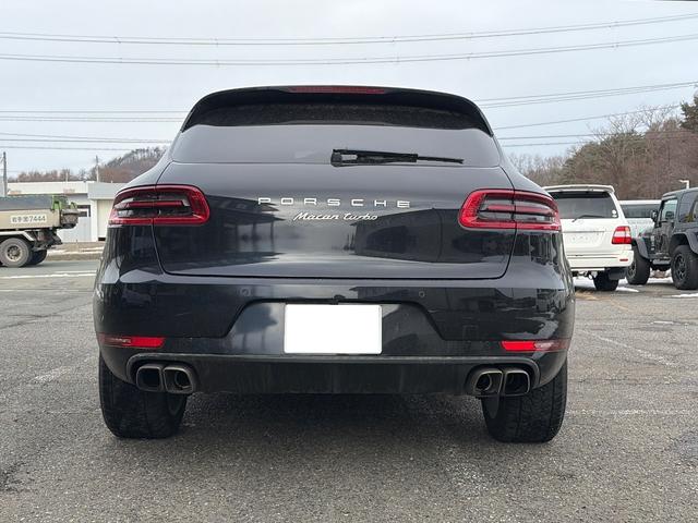 マカン マカン　ターボ　純正ナビ／バックカメラ／電動リア／黒革シート／ヒートシーター／ｓｐｏｒｔｓ　ｐｌｕｓモード／スポーツクロノ／純正ホイール（3枚目）