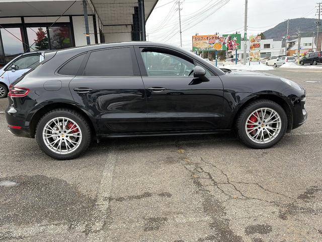 マカン マカン　ターボ　純正ナビ／バックカメラ／電動リア／黒革シート／ヒートシーター／ｓｐｏｒｔｓ　ｐｌｕｓモード／スポーツクロノ／純正ホイール（4枚目）