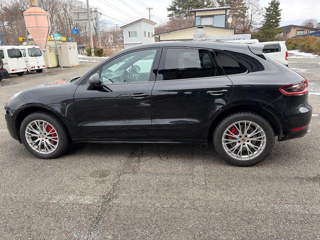 マカン マカン　ターボ　純正ナビ／バックカメラ／電動リア／黒革シート／ヒートシーター／ｓｐｏｒｔｓ　ｐｌｕｓモード／スポーツクロノ／純正ホイール（5枚目）