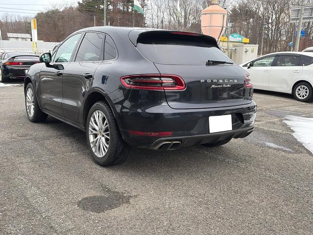 マカン マカン　ターボ　純正ナビ／バックカメラ／電動リア／黒革シート／ヒートシーター／ｓｐｏｒｔｓ　ｐｌｕｓモード／スポーツクロノ／純正ホイール（9枚目）