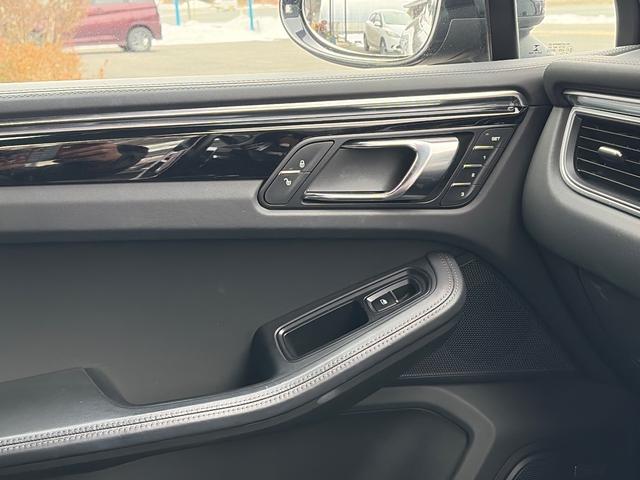 マカン マカン　ターボ　純正ナビ／バックカメラ／電動リア／黒革シート／ヒートシーター／ｓｐｏｒｔｓ　ｐｌｕｓモード／スポーツクロノ／純正ホイール（25枚目）