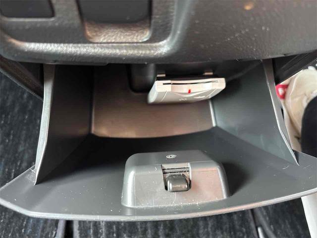 ヴェルファイア ２．４Ｚ　４ＷＤ　ドライブレコーダー　ＥＴＣ　バックカメラ　ナビ　クリアランスソナー　両側電動スライドドア　オートライト　ＨＩＤ　スマートキー　電動格納ミラー　後席モニター　３列シート　オットマン　ＣＶＴ（7枚目）