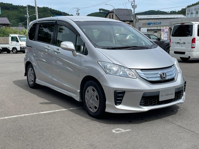 フリードハイブリッド ジャストセレクション　社外ナビ　ＴＶ　ＤＶＤ　エンスタ　ＥＴＣ　スマートキー　片側パワースライドドア　ＨＩＤライト　７人乗　横滑り防止装置　内外装クリーニング済（3枚目）