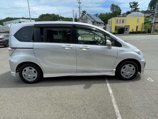 フリードハイブリッド ジャストセレクション　社外ナビ　ＴＶ　ＤＶＤ　エンスタ　ＥＴＣ　スマートキー　片側パワースライドドア　ＨＩＤライト　７人乗　横滑り防止装置　内外装クリーニング済（4枚目）