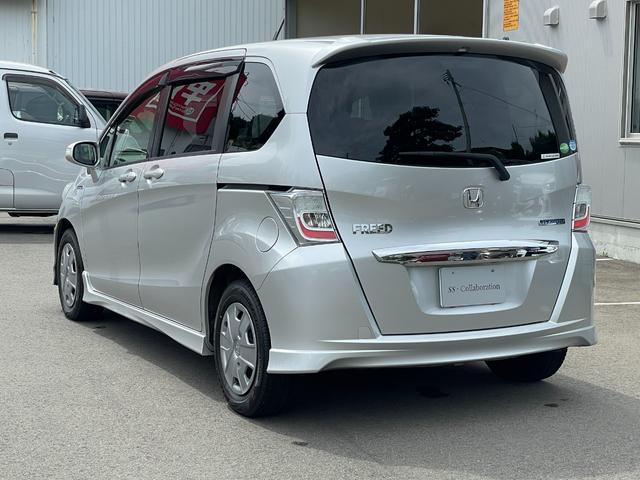 フリードハイブリッド ジャストセレクション　社外ナビ　ＴＶ　ＤＶＤ　エンスタ　ＥＴＣ　スマートキー　片側パワースライドドア　ＨＩＤライト　７人乗　横滑り防止装置　内外装クリーニング済（7枚目）