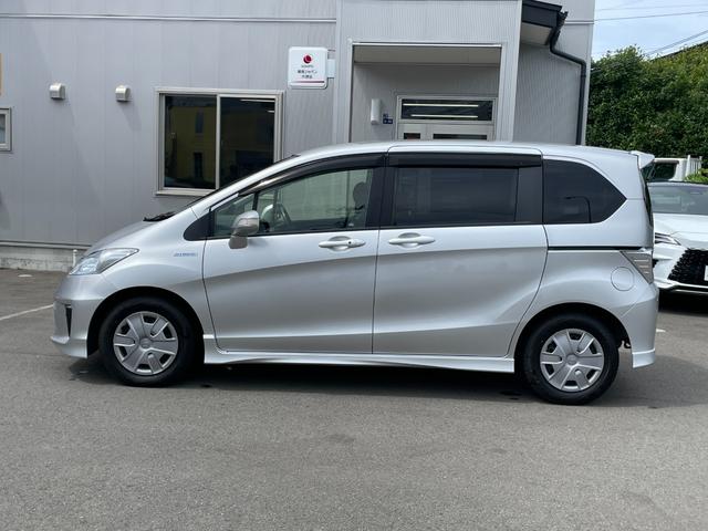 フリードハイブリッド ジャストセレクション　社外ナビ　ＴＶ　ＤＶＤ　エンスタ　ＥＴＣ　スマートキー　片側パワースライドドア　ＨＩＤライト　７人乗　横滑り防止装置　内外装クリーニング済（8枚目）