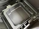 助手席下小物入れ