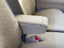 フロントシート：小物入れ付きアームレスト装備
