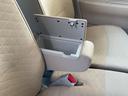 フロントシート：小物入れ付きアームレスト装備