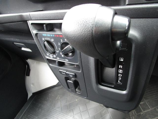 ハイゼットカーゴ ＤＸ　ＳＡＩＩＩ　４ＷＤ　衝突軽減ブレーキ　ＬＥＤヘッドランプ　ＥＴＣ　オートライト　横滑り防止装置　アイドリングストップ　ライトレベライザー　オーバーヘッドコンソール　スピーカー内臓ＡＭＦＭラジオ（7枚目）