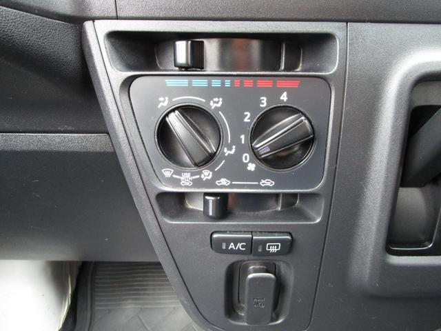 ハイゼットカーゴ ＤＸ　ＳＡＩＩＩ　４ＷＤ　衝突軽減ブレーキ　ＬＥＤヘッドランプ　ＥＴＣ　オートライト　横滑り防止装置　アイドリングストップ　ライトレベライザー　オーバーヘッドコンソール　スピーカー内臓ＡＭＦＭラジオ（8枚目）