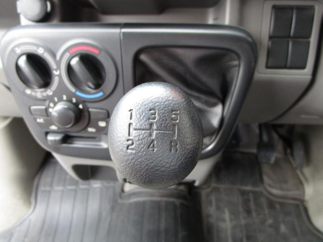 ミニキャブバン Ｍ　４ＷＤ　５速マニュアル　ライトレベライザー　スピーカー内臓ＡＭＦＭラジオデッキ　ラゲッジルームランプ　エアコン　パワステ　ＡＢＳ　運転席助手席エアバック（7枚目）